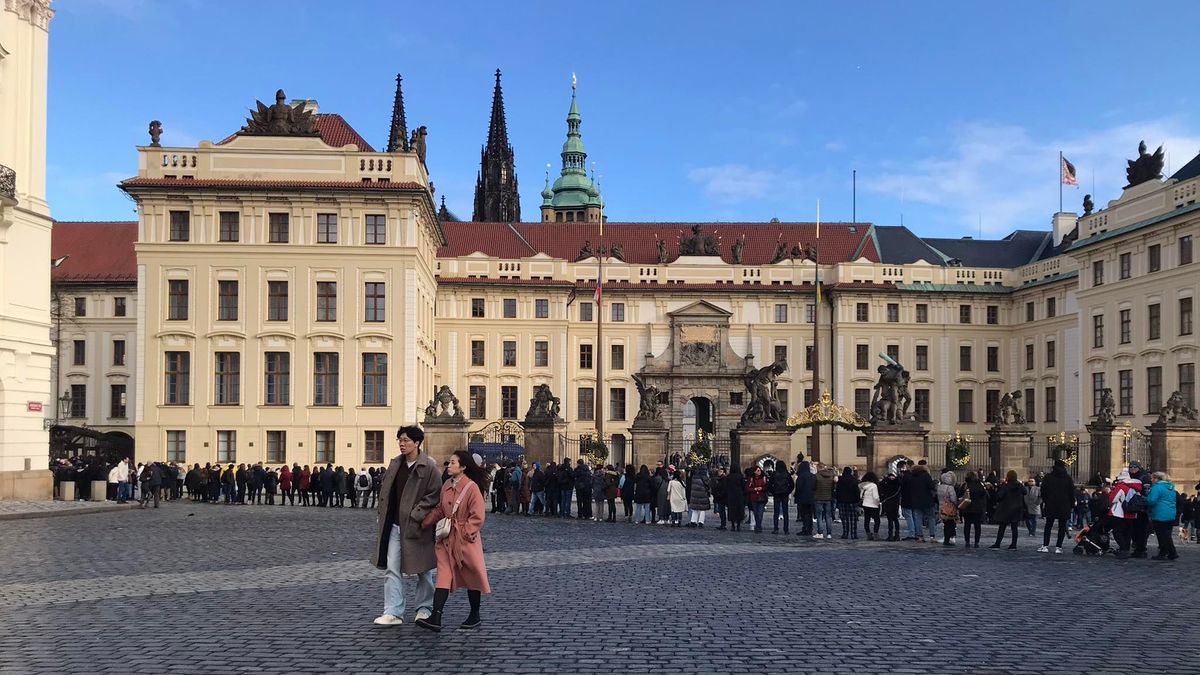 Pražané využili hezkého počasí, na vstup na Pražský hrad se stály fronty